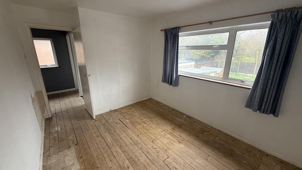 Lot: 95 - SEMI-DETACHED HOUSE FOR IMPROVEMENT - Internal image of bedroom 2